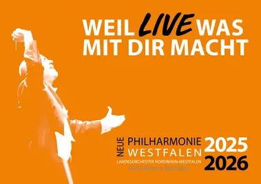 Plakat der Neuen Philharmonie Westfalen zur Spielzeit 2025/2026 mit dirigierender Person und dem Slogan ‚Weil Live was mit dir macht‘.